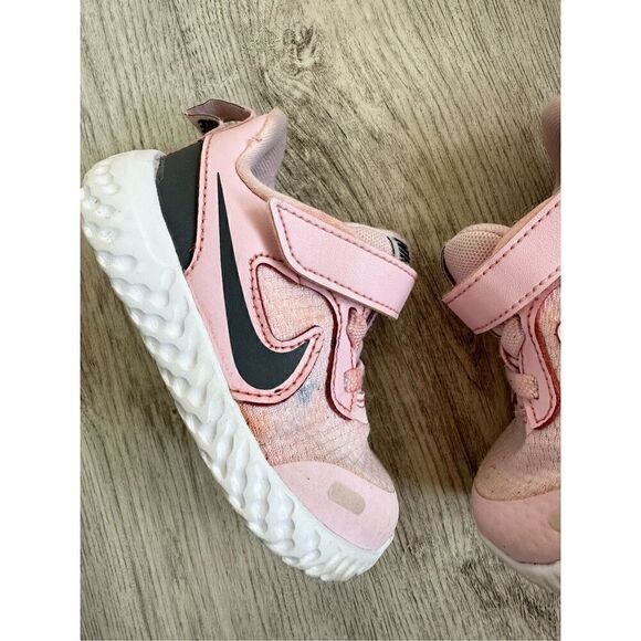 Nike Toddler Girl size Resolution6 5 Pink Sneakers - Picture 3 of 5